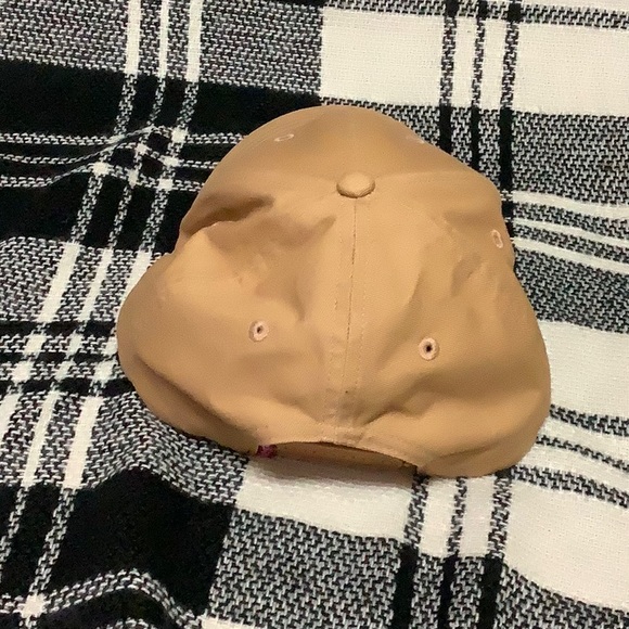 ⚠️ Levi’s tan baseball hat - Picture 3 of 8